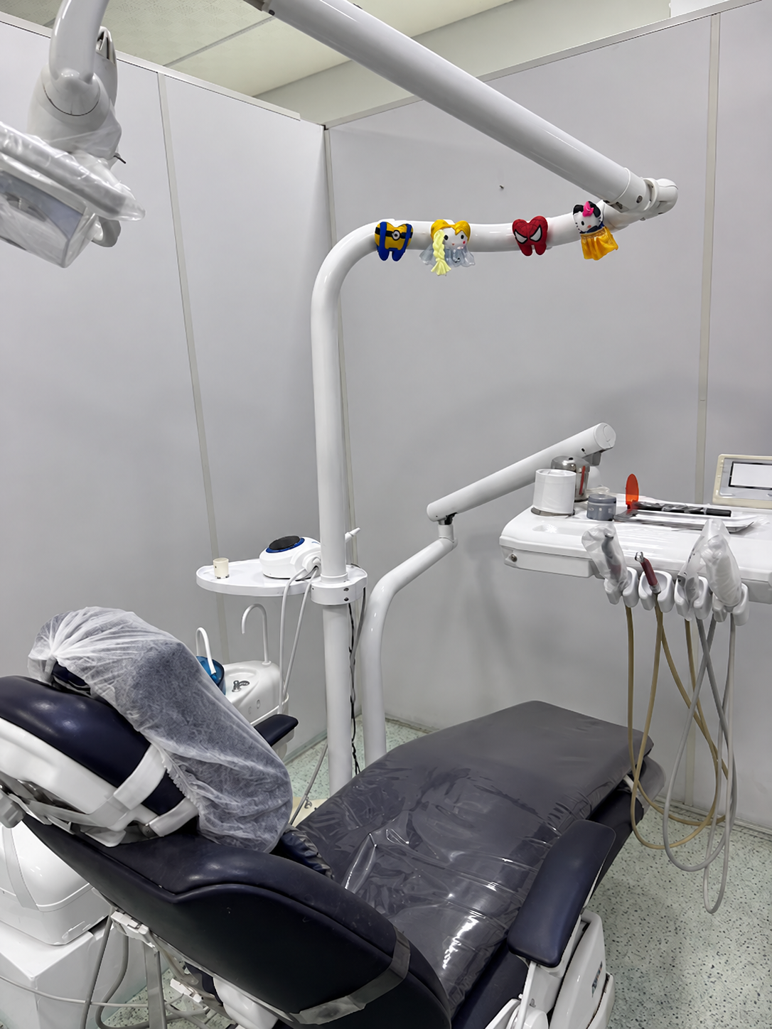 Cadeira e equipamentos do consultório da Cardoso